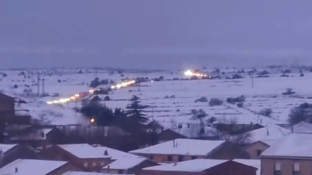 guadalajarafm's tweet image. La #A2 se ha convertido en una auténtica #ratonera ayer por la #nieve, y nuevamente por la falta de previsión por poner a "amiguetes" al frente de las Administraciones Públicas del Estado. Miles de vehículos a su paso por #Maranchon presos de las #retenciones y #restricciones.