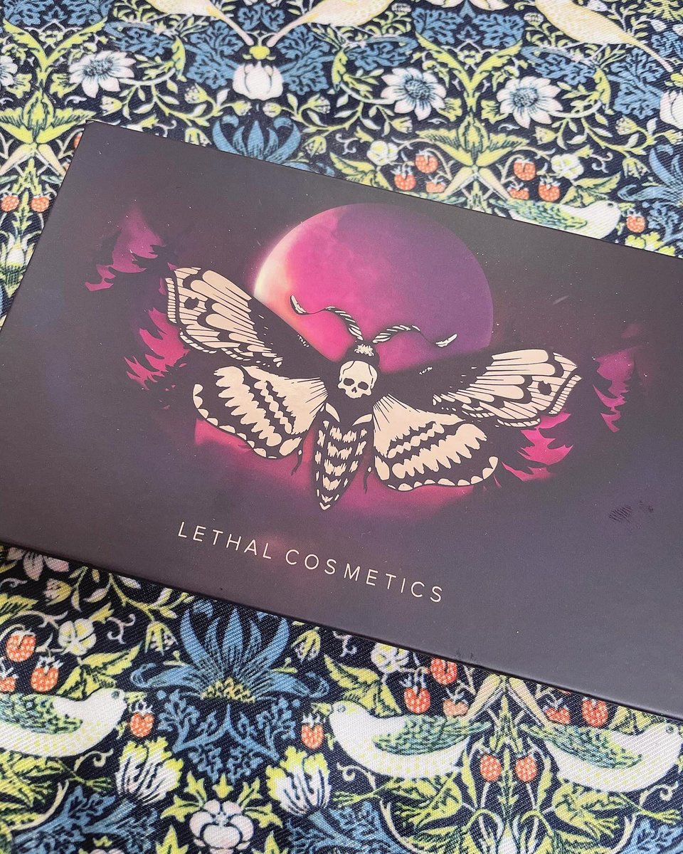 snow_supika's tweet photo. #lethalcosmetics
#コスメ購入品
久しぶりに海外のアイシャドウを購入。
今月末に届くって出てたけど凄く早く着いた🥰
ドイツのLethal Cosmetics
本当は単色のギラギラの子たちが欲しかったけど、組み合わせで悩んだのでパレットでお試し。使いこなせるかしら🤔 https://t.co/hcvPkByzB6