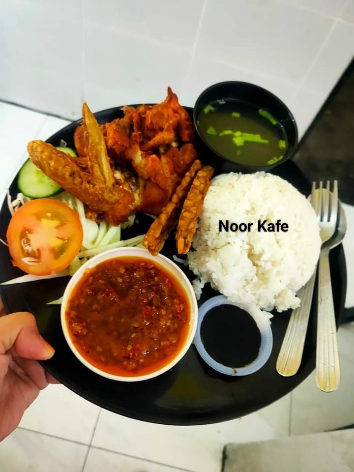 Rm12 + air (sirap/teh o/Kopi o ais)

Isnin-sabtu, Noor Kafe (sebelah SK Rapat Jaya) 

Tapi takde ready made untuk set Gepuk, goreng ayam/Keli upon order. Dinasihatkan call/ws untuk elak menunggu lama 😆 

wassap.my/60189541682
