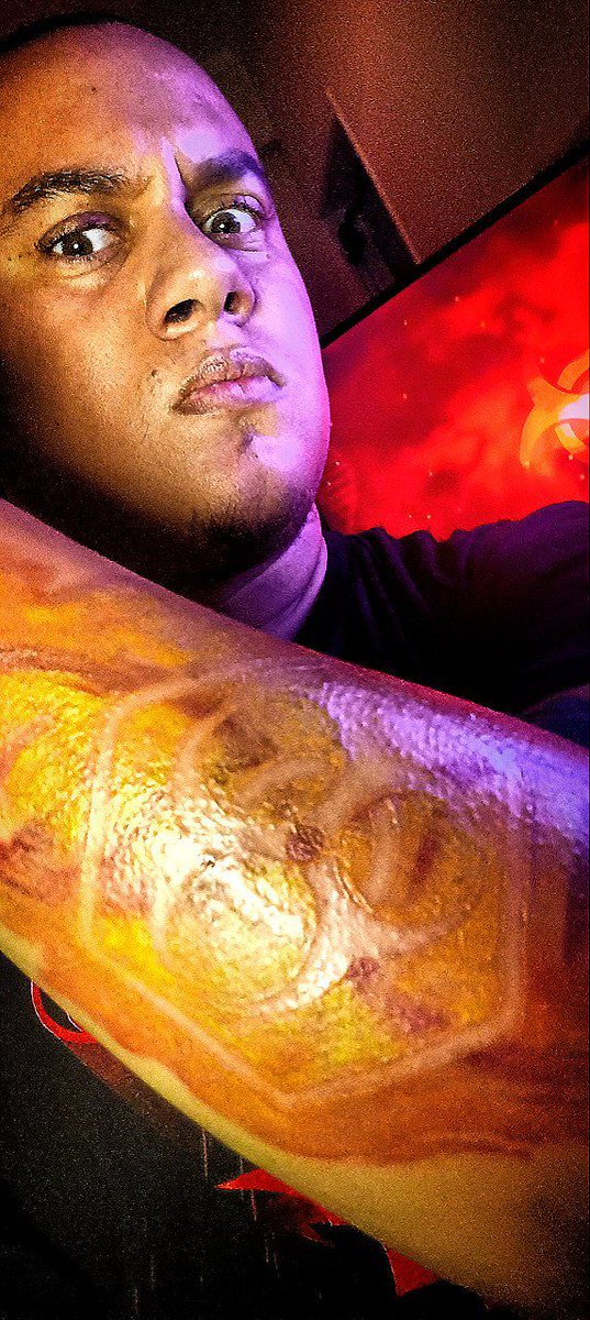 zylladys's tweet photo. Plague Inc é um dos jogos mais importantes da minha vida, ainda mais porque ele foi meu meio de entrada no mundo dos Speedruns.
Obrigado por fazer parte disso!
(Ainda tá cicatrizando!)

#tattoo #game @NdemicCreations #ndemiccreations #ndemic #biohazard #dna #speedrun #plagueinc https://t.co/qwTxlOLHZP