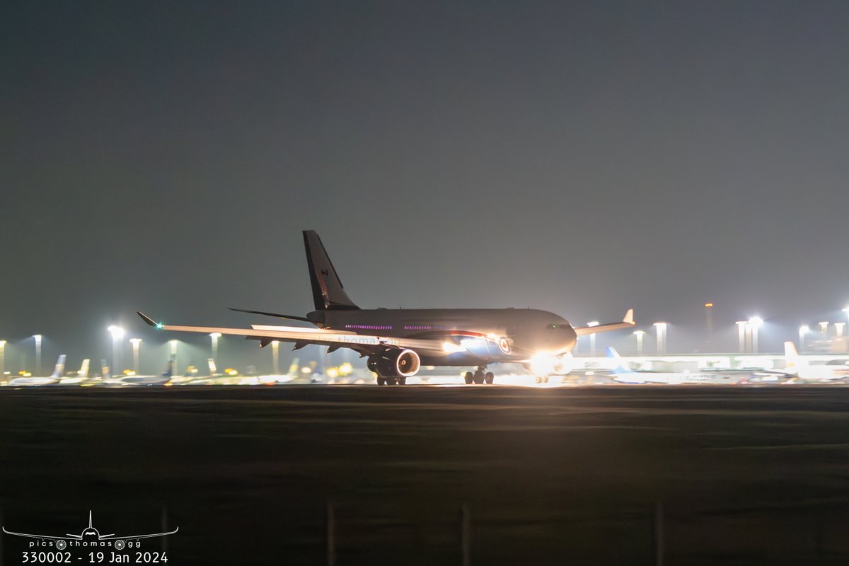 picsthomasgg's tweet photo. The @RCAF_ARC's latest toy arriving at London Stansted at 11pm last night 🇨🇦🇬🇧

📸 #A330 #CC330 330002 as CFC3432 19/1/2024 #avgeek https://t.co/vX3qlgmr89