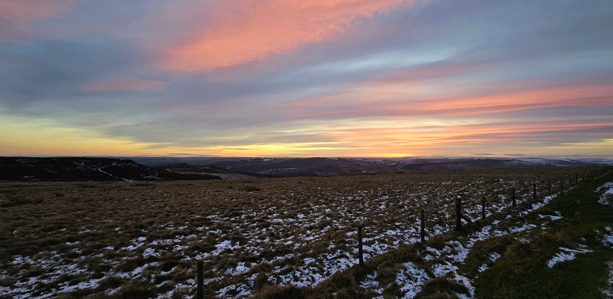 Customdiver's tweet image. Great to watch the changing colours of the sunset over the Peak District late this afternoon.