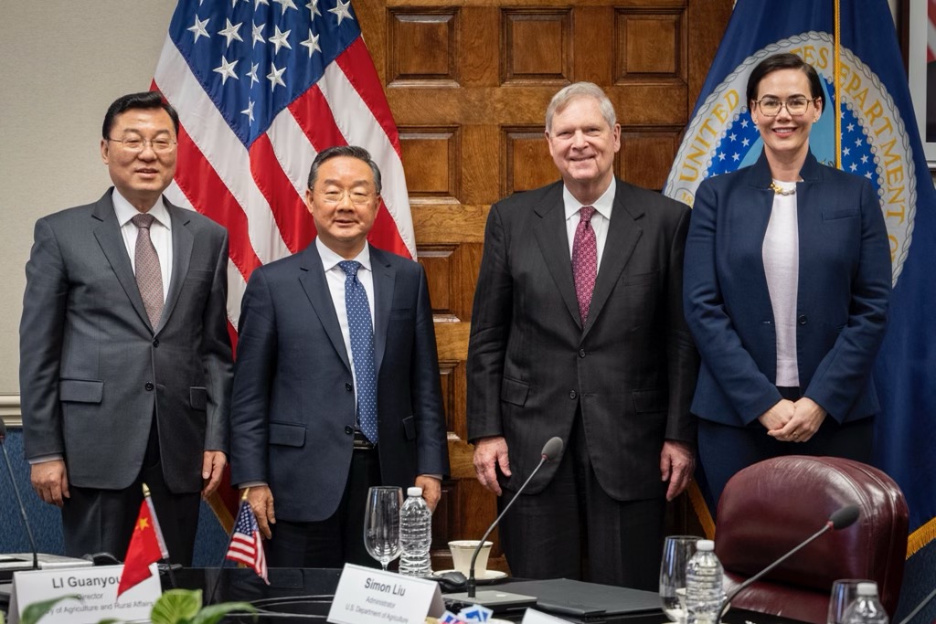 Glad to welcome Minister of Agriculture and Rural Affairs Tang Renjian to D.C. On Thursday, Minister Tang co-chaired the 7th meeting of the China-US Joint Committee on Cooperation in Agriculture (JCCA) with @SecVilsack, restarting the China-US agricultural cooperation mechanism