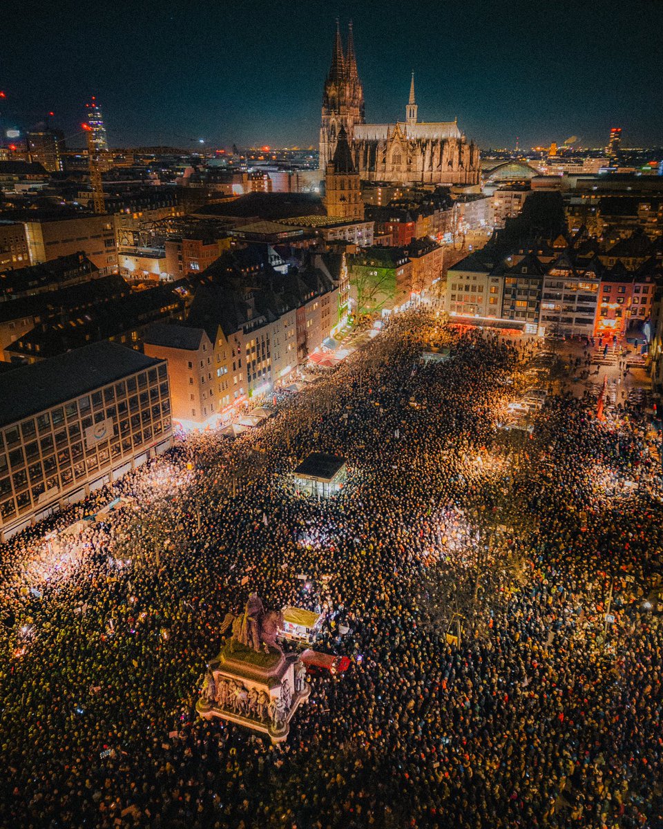 I joined 30 000 people in #Cologne to protest against racism, against nazis, against the rising of the anti-humanistic AfD party.
Time to stand up for humanity! 💪
#wirsindmehr #fcknzs #niewieder
#niewiederistjetzt #AfDVerbot 
#köln #gegenrechts #neveragain

*not A.I. generated
