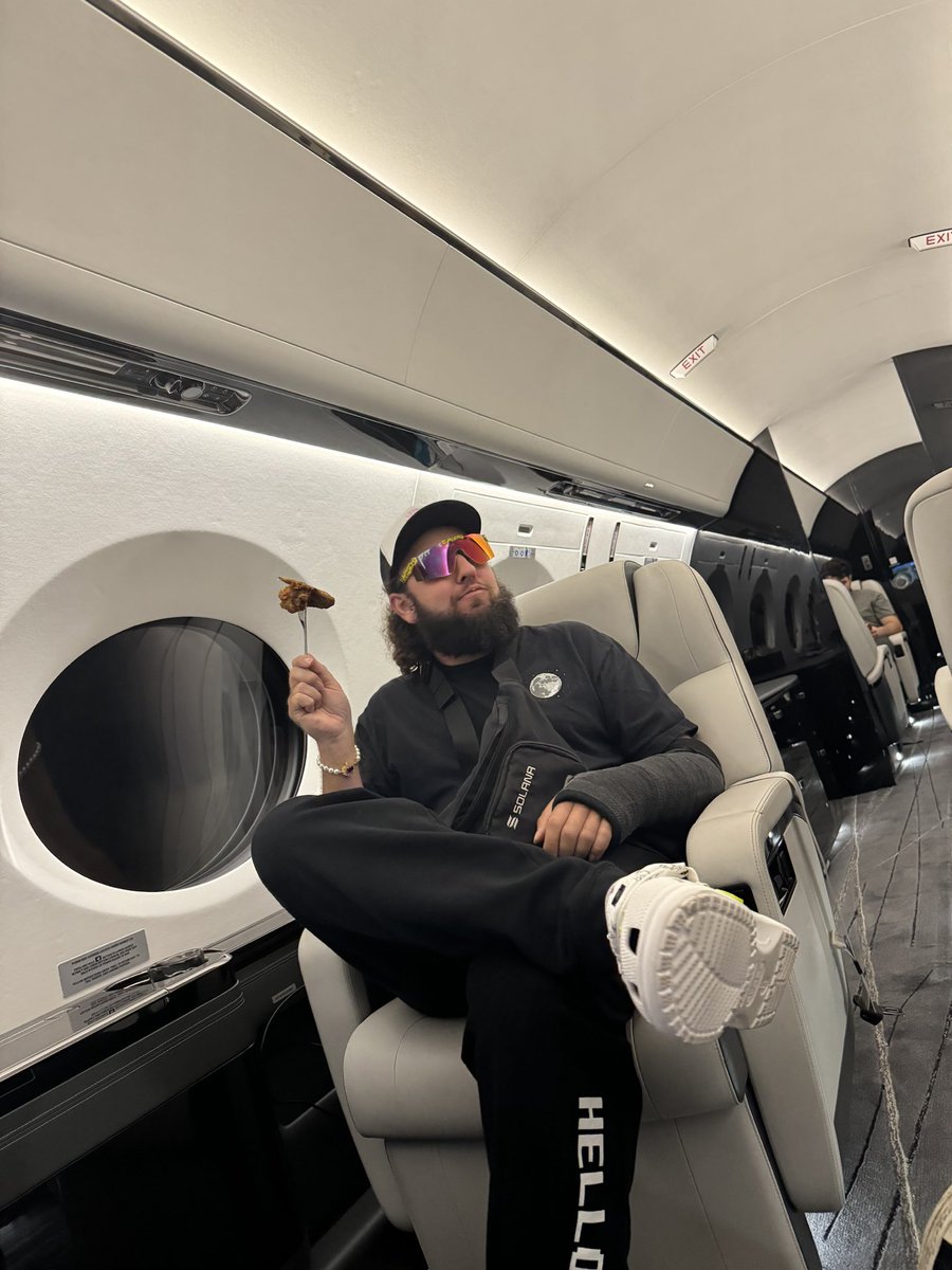 UNCLE 🏴‍☠️ EDDIE 🫵😹 tweet media