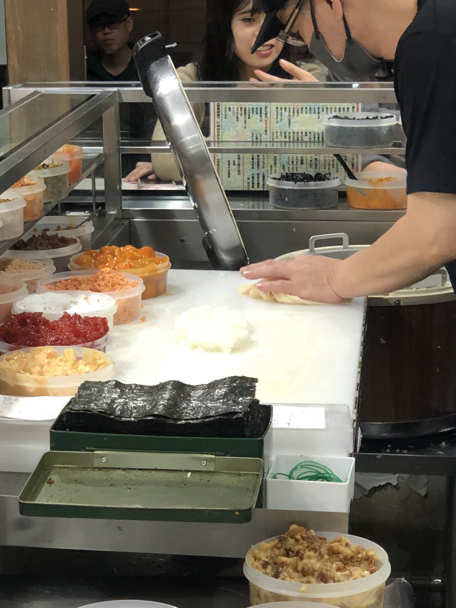 Für Mustafas eine halbe Stunde anstehen? pff - please. Für Onigiri im 'Bongo' in Tokyo stehen Gäste bis zu sechs Stunden Schlange. 🍙 Ein Einblick behind the counter für @tazgezwitscher taz.de/Trend-Essen-au…