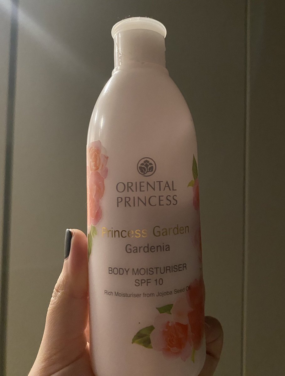 มีน้ำหอมเยอะมาก ทั้งขวดเป็นหมื่น ขวดละ 50 แต่สถิติคนทักว่าหอมสุดคือใช้โลชั่นอันนี้ ไม่ได้หอมแค่ตัวเอง ไปหอมติดชาวบ้านด้วย นอนบ้านคนอื่นก็ติดที่นอนเขา ต้องกลิ่นนี้เท่านั้นด้วย ทาเสร็จเอามือเช้ดเสื้อ ก็ติดเสื้อแบบนั้นทั้งคืน เข้าผับก้หอมอยุ่อย่างนั้น มีขายทุกห้าง ไปๆๆๆๆ