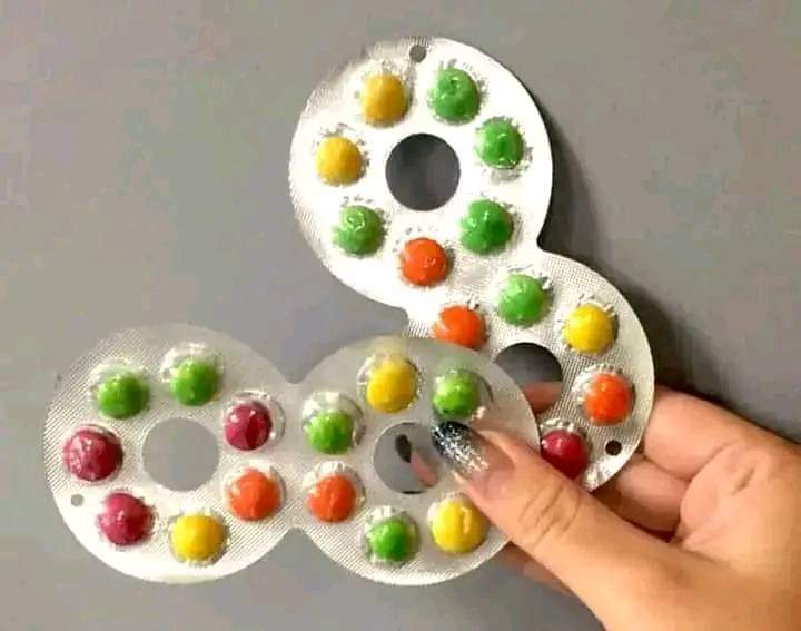 میرے بچپن کے دن 
کتنے اچھے تھے دن
آج بیٹھے بٹھائے کیوں یاد آگئے۔۔۔۔۔
Comment your favorite childhood memory.