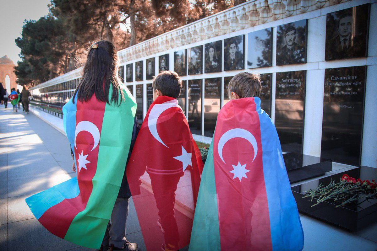 Unutmadık Unutmayacağız 🇹🇷🇦🇿

Azerbaycan tarihinin en hüzünlü günlerinden olan 20 Ocak 1990, aynı zamanda Azerbaycan Türklerinin milli iradesinin zafer kazandığı gündür. Bağımsızlığı uğruna bedenlerini siper eden, vatanını canından çok seven aziz şehitlerimizi minnetle anıyoruz.