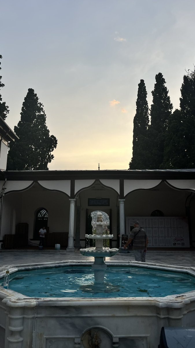 Kalbin tedavisi beş şeyledir.
1- Anlayarak Kur'ân'ı kerimi okumak.
2- Karnın boş olmasıyla {az yemekle}
3- Gece yarısı kalkmak. {Teheccüd'e kalkmak}
4- Seher vaktinde Allah'a yakarmak.
5- Salih kişilerle oturmak.
🌺

-İmam Nevevi-