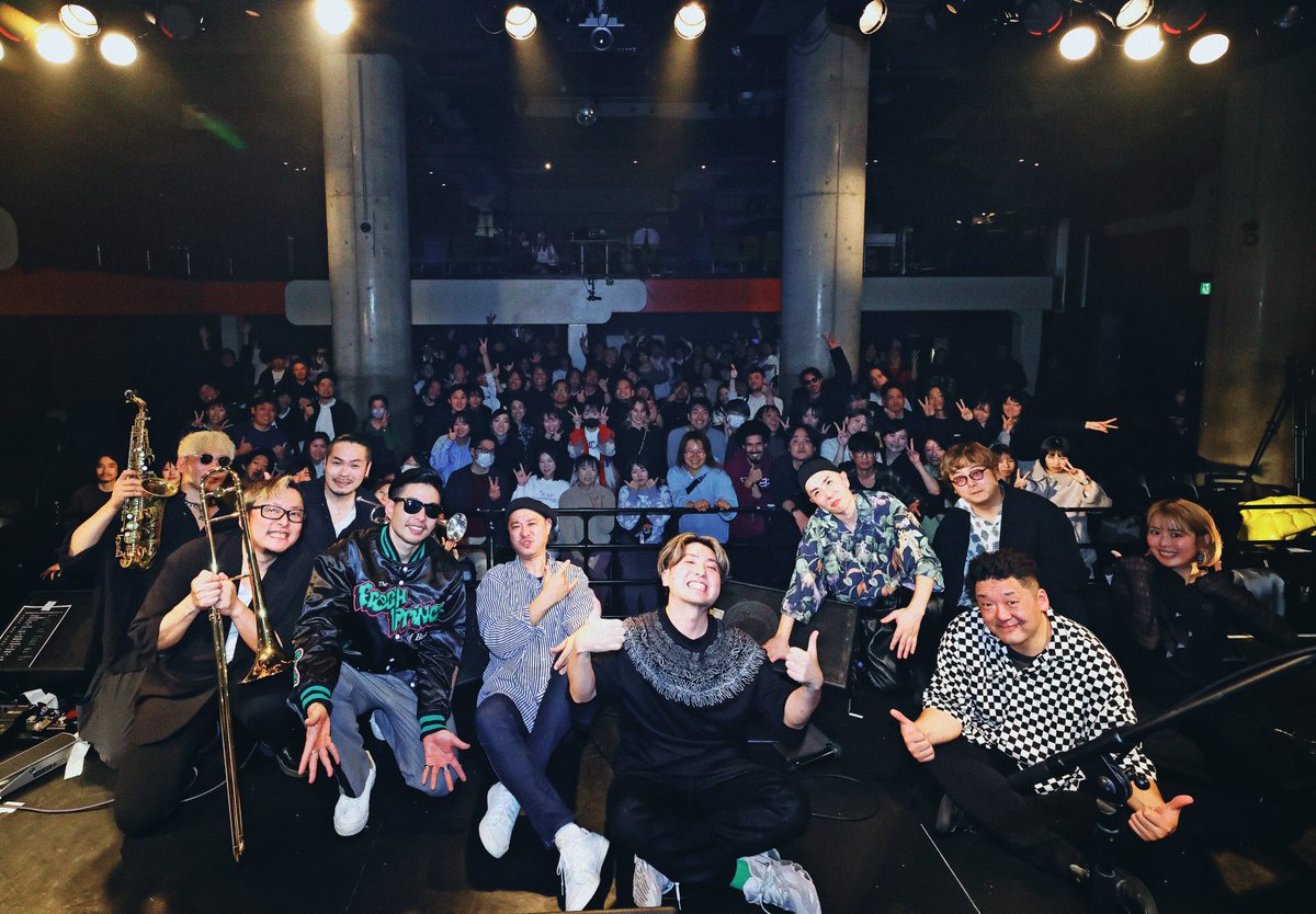 albatross_tw's tweet photo. 昨日のALBATROSS ONE MAN LIVE
 "10th Chants"に
お越しいただいた皆様、ご来場いただき
誠にありがとうございました🙇‍♂️🙇‍♂️

なんと、バンド史上26年目にして
初の東京でのワンマンライブという記念すべき夜を
沢山の方に見守っていただき、無事に終えることができました。

皆様の笑顔で会場が満たされた、
最高の空気が渋谷duoに広がっていました。

23年2月よりスタートした
9ヶ月連続リリース「9Chants」を締めくくる
10番目のChantsとして開催したワンマンライブ。

この1年間の感謝を、ライブという現場で
ようやく皆様に直接お伝えできたことを
心より嬉しく思っております。

次回の東京ライブは5月に開催予定となっております。
またのお越しを心よりお待ちしております！

ALBATROSS 一同

▼SUPPORT MEMBERS
・Keyboard  @Bu_Chan2044 
・Chorus  @RyoYsing 
・Trunpet  @yusuke_n_tp 
・Sax  @dmakotone 
・Trombone  @maecchi822 

▼Special Guest
・KURO（HOME MADE 家族）@mckuro_1119 
・snack powder boys @snackpowderboys 

▼Still Photo
・norihito suzuki
https://t.co/oUoDBWkfnm