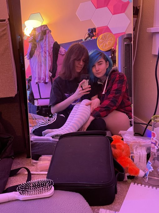 fennec and possum >,,< https://t.co/3UyT2u7aeu