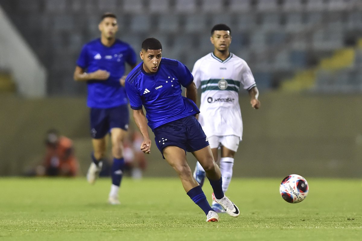 Cruzeiro's tweet photo. O̳S̳ C̳R̳I̳A̳S̳ E̳S̳T̳Ã̳O̳ N̳A̳ S̳E̳M̳I̳F̳I̳N̳A̳L̳!̳ 👊
O Cruzeiro vence o Coritiba por 1 a 0 e garante a vaga na próxima fase da Copinha!

⚽ Pedrão marcou o nosso gol.
Parabéns e vamos por mais, Crias!

📸 @staff_images 

#CriasDaToca #CruzeiroNaCopinha https://t.co/O8ETBAgSHy