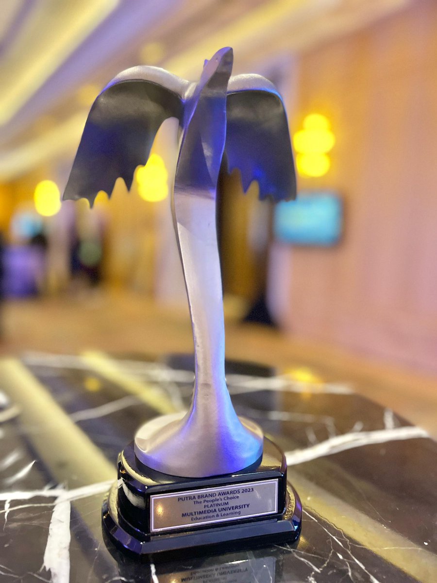 ProfMazliham's tweet photo. I am extremely honoured to receive the  Platinum Award under Education and Learning category at the Putra Brand Awards 2023 last night. The event was held at One World Hotel, Petaling Jaya. 

MMU received the Silver award in 2019, Bronze award in 2021 and Gold award in 2022. https://t.co/PoxLntNXyR