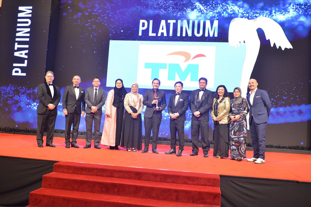 ProfMazliham's tweet photo. The Platinum Award that we secured at 2023 edition signifies the trust and confidence of our customers in the university’s commitment to deliver the world-class education as well as to nurture great future digital leaders for the nation's workforce. https://t.co/llsQoDe4bd
