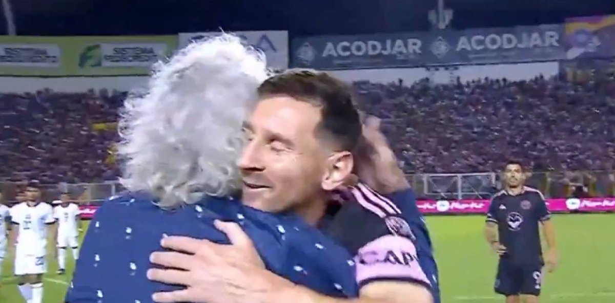 ¡La imagen del día! 

Un 19 de enero de 2024, Lionel Messi y El Mágico González se dan un abrazo en el Estadio Cuscatlán de El Salvador 🇸🇻🏟️

#InterMiamiCF 🦩#ElSalvador