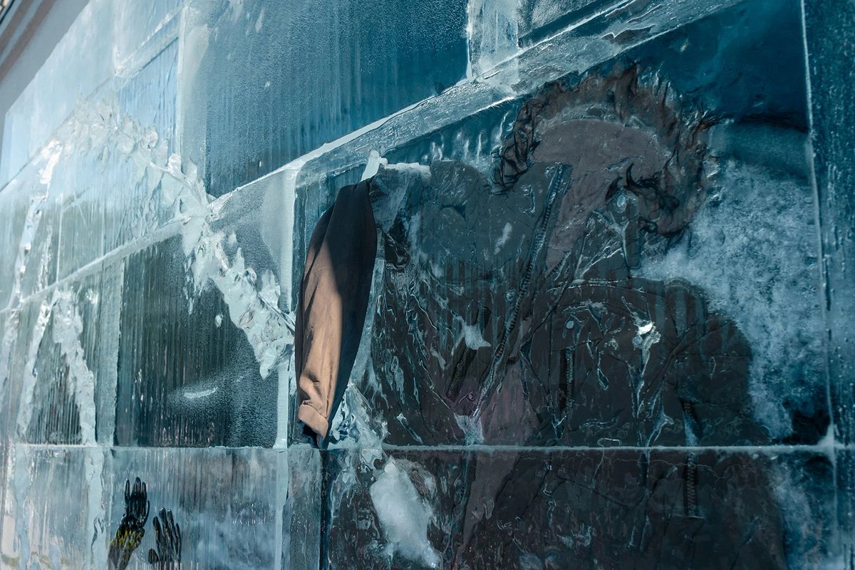 HBO built creepy ice billboards heralding the grisly return of ‘True Detective’ that featured giant ice blocks, with abandoned shoes and cold-weather clothing frozen into them. Read more: ow.ly/sZtl50QsFwm