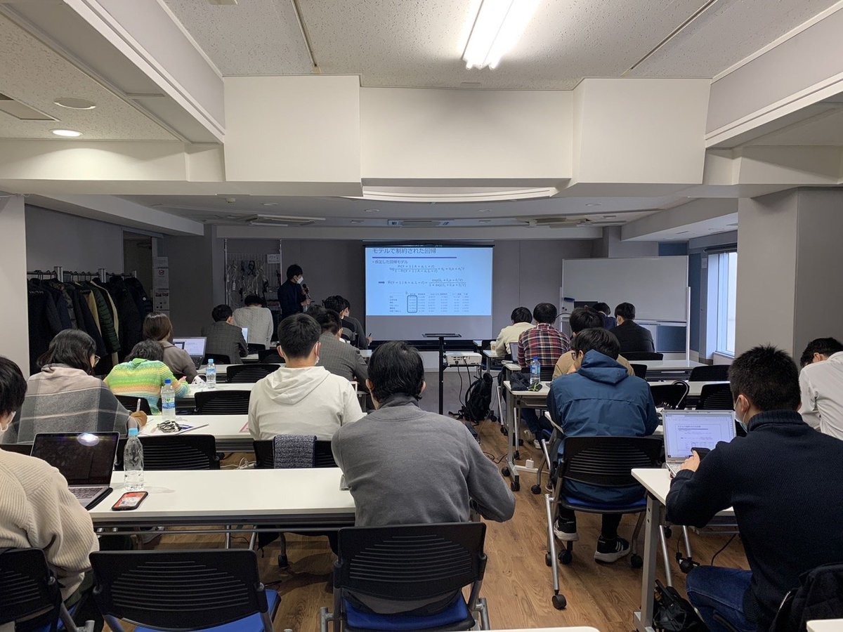 epi_training's tweet photo. エピタップ医療統計セミナー初級編を大阪で開催しています。
本日のテーマは「効果修飾と周辺効果」です。
講師の篠崎が「回帰とは条件付き期待値である」ということを説明しています。
#EpiTAP https://t.co/HE76bs5EXl