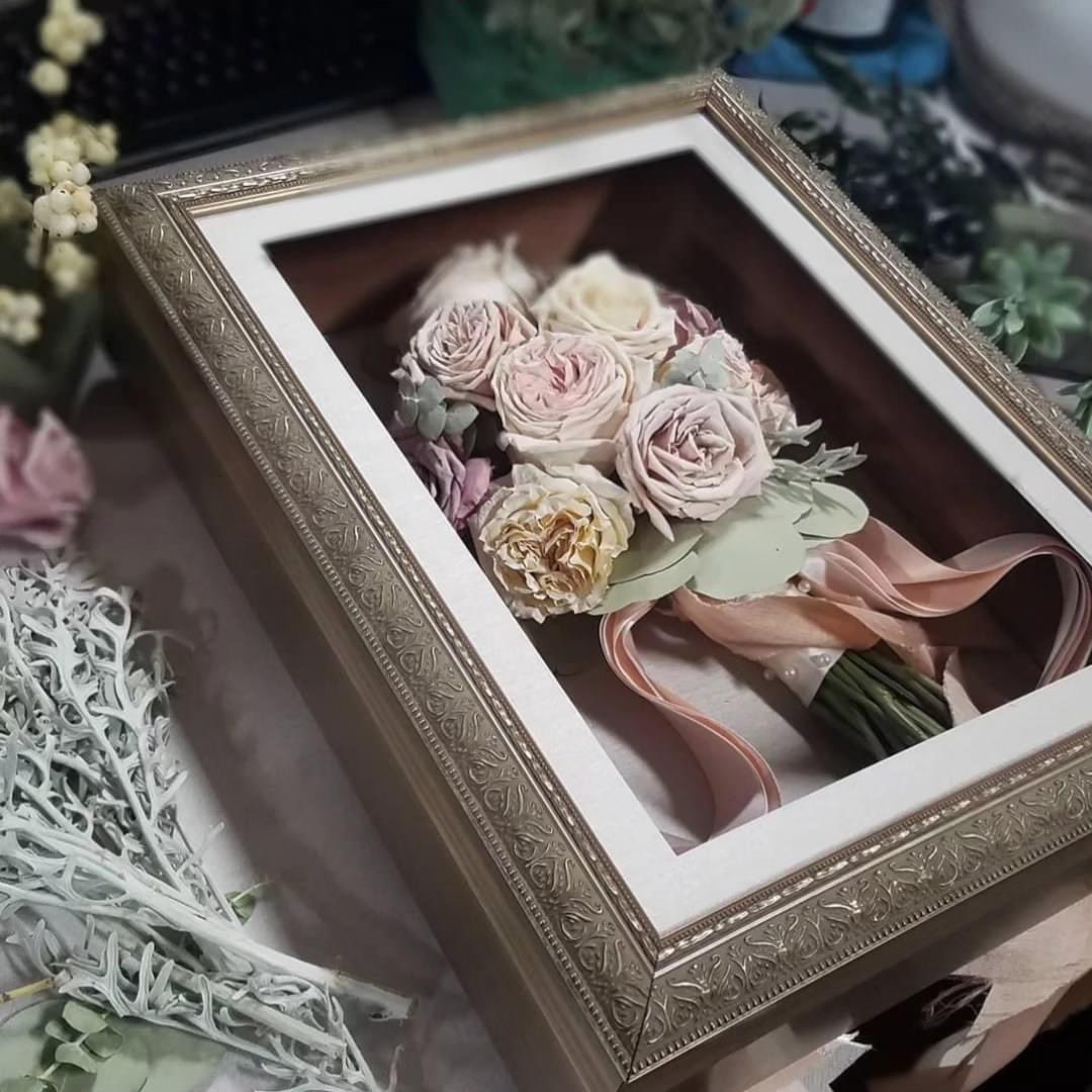 One of our most popular and enduring frame moldings, classic, elegant and timeless🤎. #floralpreservation #keepsakebox #preservedflower #resinflowers