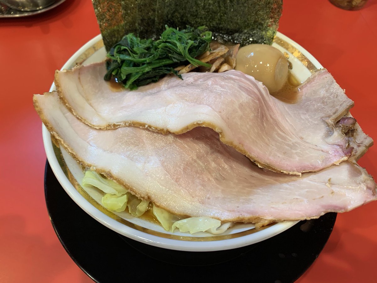 横浜家系ラーメン 裏大輝家@青物横丁
特製ラーメン（並）

先月お邪魔した大輝家の別ブランドで、裏って何だ⁈ということでお伺いしました…
大判の燻製モモチャーシューの圧倒的な存在感とそのスモーキーな風味！濃厚で程よい粘度の豚骨醤油という並び立つ主役たち！