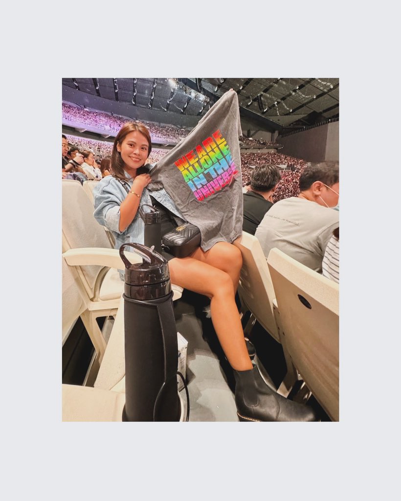 chrysclause's tweet photo. “We are all/one in the universe.”

Before Coldplay sang #MyUniverse, Chris Martin said to sing it for someone you love and also “sing it for your universe”.

#ColdplayManila
#CosmicEducation https://t.co/9Hu40EHWaf