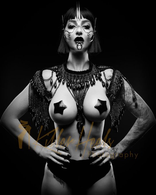 Absolutely love creating images like this with @KillerHeelsPho2 - channeling my inner #goth 😝 #makeup<a href="/tag/model"class="tags"><span>#model</span></a><a href="/tag/makeup"class="tags"><span>#makeup</span></a><a href="/tag/goth"class="tags"><span>#goth</span></a><a href="/tag/gothic"class="tags"><span>#gothic</span></a><a href="/tag/darkart"class="tags"><span>#darkart</span></a>