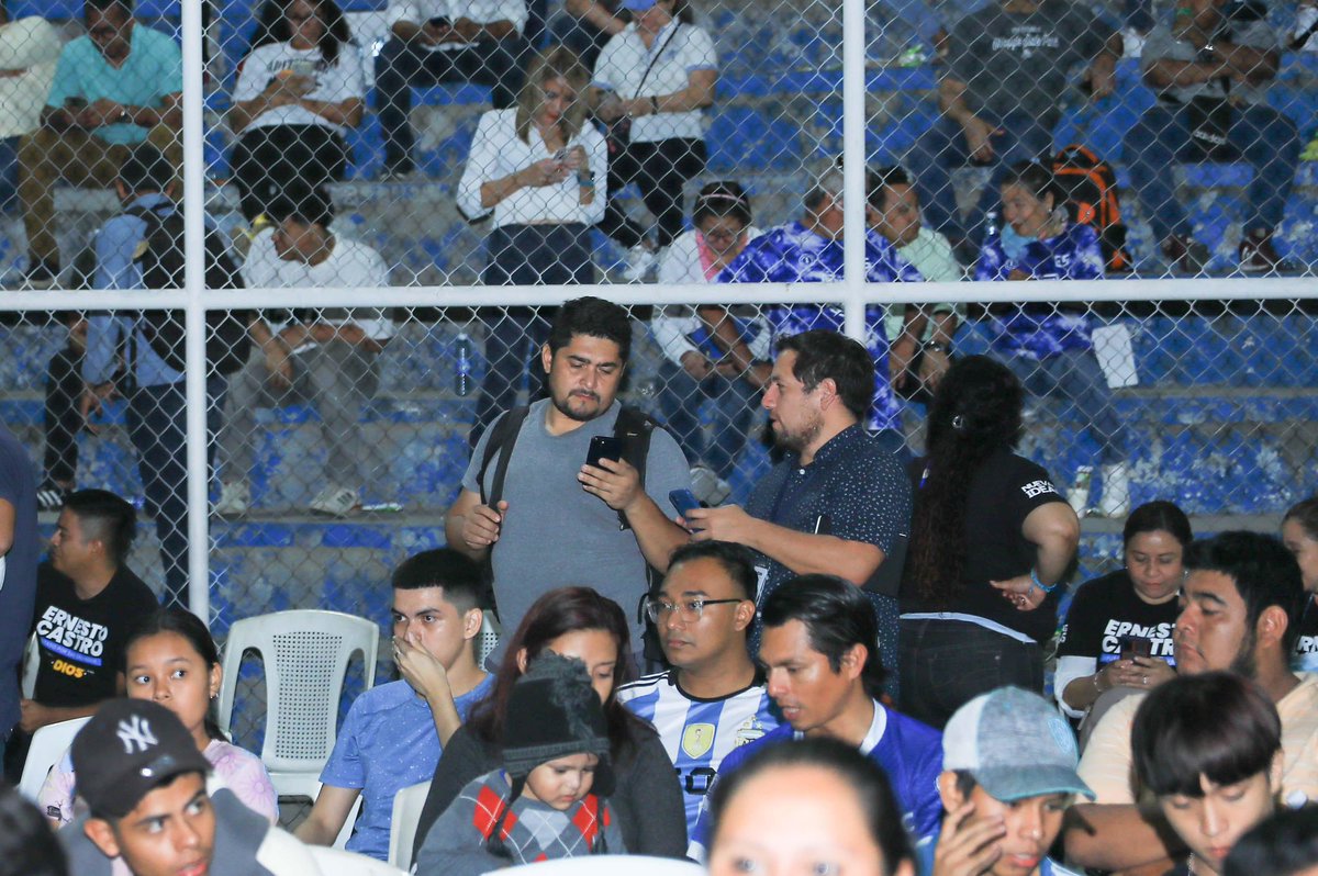 Gracias, comunidad Las Palmas. Lleno total para ver a la Selecta y  a Messi en pantalla gigante. 

Saludos especiales a <a href="/glabrador/">Gabriel Labrador</a> y <a href="/victorpena84/">Víctor Peña</a> de <a href="/_elfaro_/">El Faro</a> . Son bienvenidos a disfrutar del partido y a escribir algo que solo sus amigos van a leer. 😀

Ya les llevan agüita y