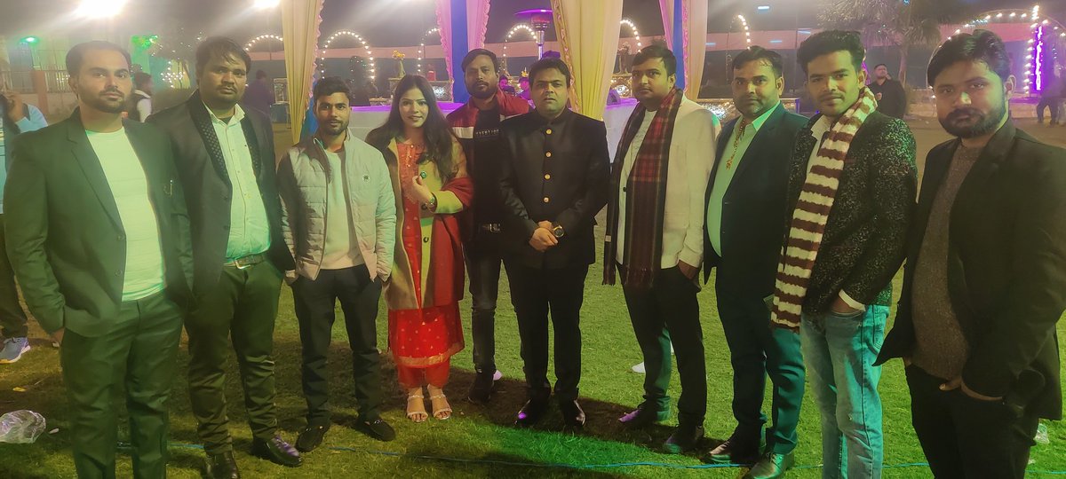 Upadeshchauhan3's tweet photo. किशन सीटू चौहान जी की बहन व नवीन परमार जी के भाई के वैवाहिक समारोह मे सम्मिलित हुये। ईश्वर नवविवाहित जीवन को सदैव खुश रखें,,,,🙏💐
#upadeshbhaiya #trending #agra #allsolution #help #EtmadpurVidhansabha2027 #mla #Politics #bjp #etmadpur #Yuva #Netaji #Teamupadesh #Divyachauhan https://t.co/jXaMe5u2v1