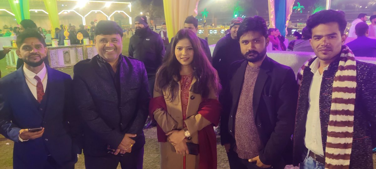 Upadeshchauhan3's tweet photo. किशन सीटू चौहान जी की बहन व नवीन परमार जी के भाई के वैवाहिक समारोह मे सम्मिलित हुये। ईश्वर नवविवाहित जीवन को सदैव खुश रखें,,,,🙏💐
#upadeshbhaiya #trending #agra #allsolution #help #EtmadpurVidhansabha2027 #mla #Politics #bjp #etmadpur #Yuva #Netaji #Teamupadesh #Divyachauhan https://t.co/jXaMe5u2v1