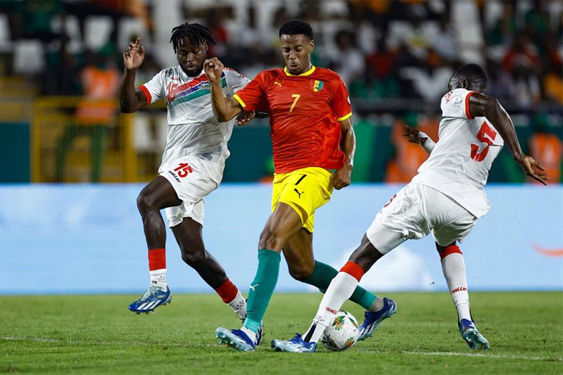 fmkabalega's tweet photo. FT:
Guinea 1 - 0 Gambia
Camara 69'
Guinea has four points and must avoid defeat to guarantee a top-two spot when they meet Senegal on Tuesday.
#GUIGAM | #TotalEnergiesAFCON2023
#KabalegafmUpdates https://t.co/srITQr30lj