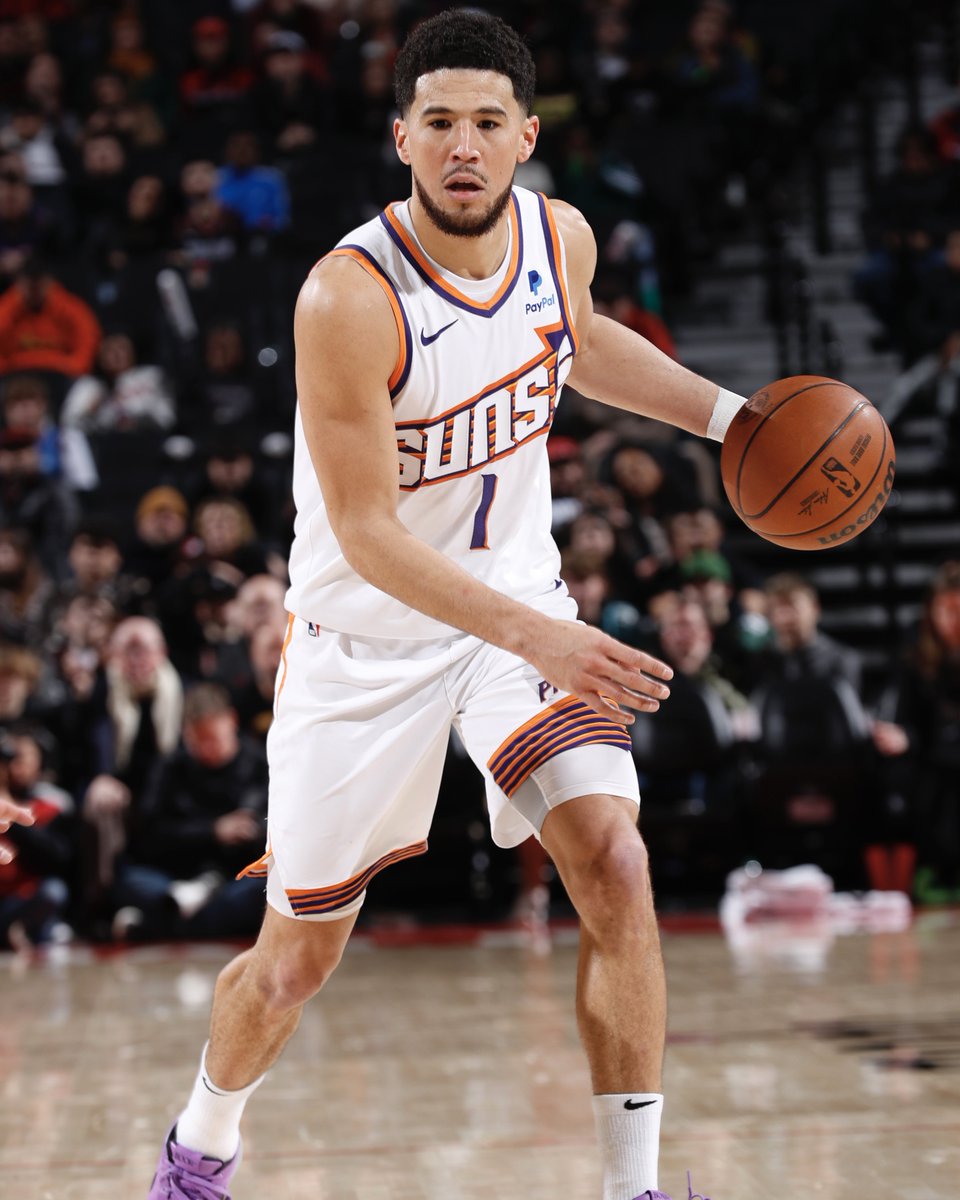 BleacherReport's tweet image. Devin Booker tonight:

52 PTS
18-28 FG
6-10 3PM

It's only been THREE QUARTERS 🤯