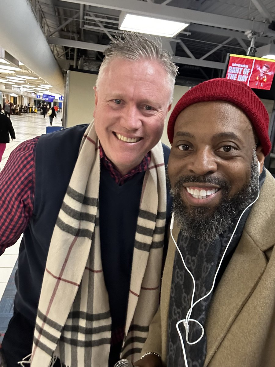 Had to come all the way to St. Louis to catch up w/this guy! He is busy traveling & building teacher capacity! 

Glad I got to catch up with my friend and coauthor, @thornell5. All we needed was @_cwconsulting and @TingWallace! 
@schoolrubric 
@InsidePrincipal 

STL was so C🥶LD!