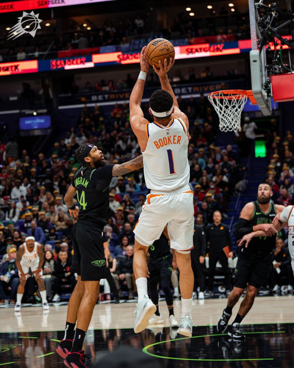 Devin Booker tonight: 

52 points 
5 assists 
4 rebounds 
18/30 FG 
6/11 3-PT 
10/10 FT

Get this man to the All-Star game, man. 📙