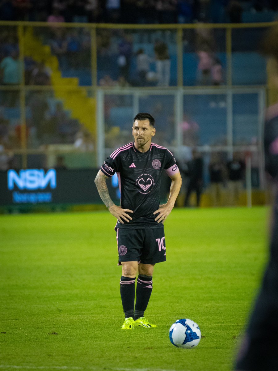 Canal4TCS's tweet photo. ⭐️ Un día, el mejor jugador del mundo puso sus pies en el Estadio Cuscatlán. 🐐🇸🇻 https://t.co/OOXyT3HcUO