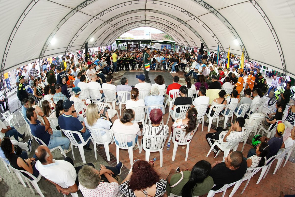 CundinamarcaGob's tweet photo. #Mesa18 💪🏻 | El gobernador de Cundinamarca, Jorge Rey, finalizó la jornada de #DialógosComunitarios de este viernes, escuchando los municipios de #Anapoima, #Apulo, #Viotá y #ElColegio. 

Temas principales 👇🏻 https://t.co/fQvcCsZvyE