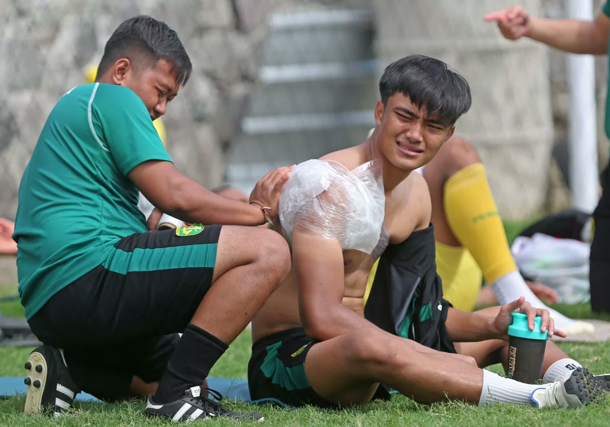 ainurohman's tweet photo. Salah seorang pahlawan terpenting Indonesia saat mengalahkan Vietnam tadi malam, Ernando Ari, nyaris saja pensiun dini.

Empat tahun lalu, saat mengikuti TC Timnas U-19, Ernando mengalami cedera bahu cukup parah. Dokter Timnas U-19 saat itu, Elwizan Aminudin menyarankan agar Ernando istirahat saja. Nggak perlu operasi. 

Saat pulang ke Persebaya, setelah cukup lama beristirahat karena pandemi Covid-19 menghentikan aktivitas sepak bola, kondisi bahu Ernando terlihat baik2 saja.

Karena sudah dianggap sembuh, pelatih Timnas Shin Tae-yong kembali memanggil Ernando. Tetapi alangkah terkejutnya STY saat melihat Ernando kembali cedera saat latihan.

Ternyata, kondisi bahu Ernando makin memburuk. STY bertanya kepada Ernando apakah dia sudah operasi? Ernando menggeleng. STY marah dan menyuruh Ernando lekas naik ke meja operasi. Perintah STY inilah yang menyelamatkan Ernando dari ancaman pensiun dini. 

Belakangan terungkap bahwa Elwizan Aminudin alias Amin adalah dokter gadungan. Ijazah Amin dari Universitas Syiah Kuala, Banda Aceh, ternyata palsu.

Mengerikan.

📸: Ahmad Khusaini/Jawa Pos