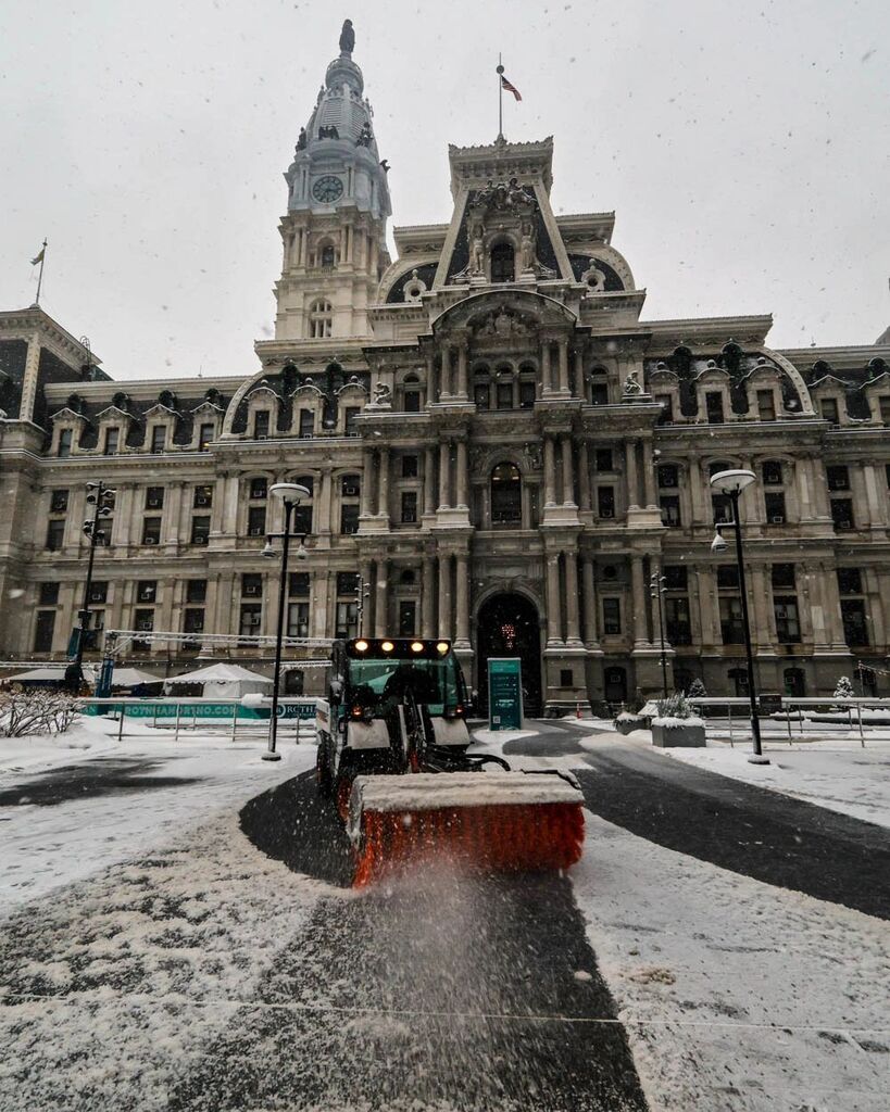 Snow getting swept away at Philadelphia City Hall. #philly #philadelphia #phillysnow #snowinphilly #phillysnowstorm #snowinphilly❄️ #snowstorm #snow #canonphotography #canonR7 #canon #philadelphiaskyline #philadelphiacityhall #dilworthpark instagr.am/p/C2Tn9EEtfo4/