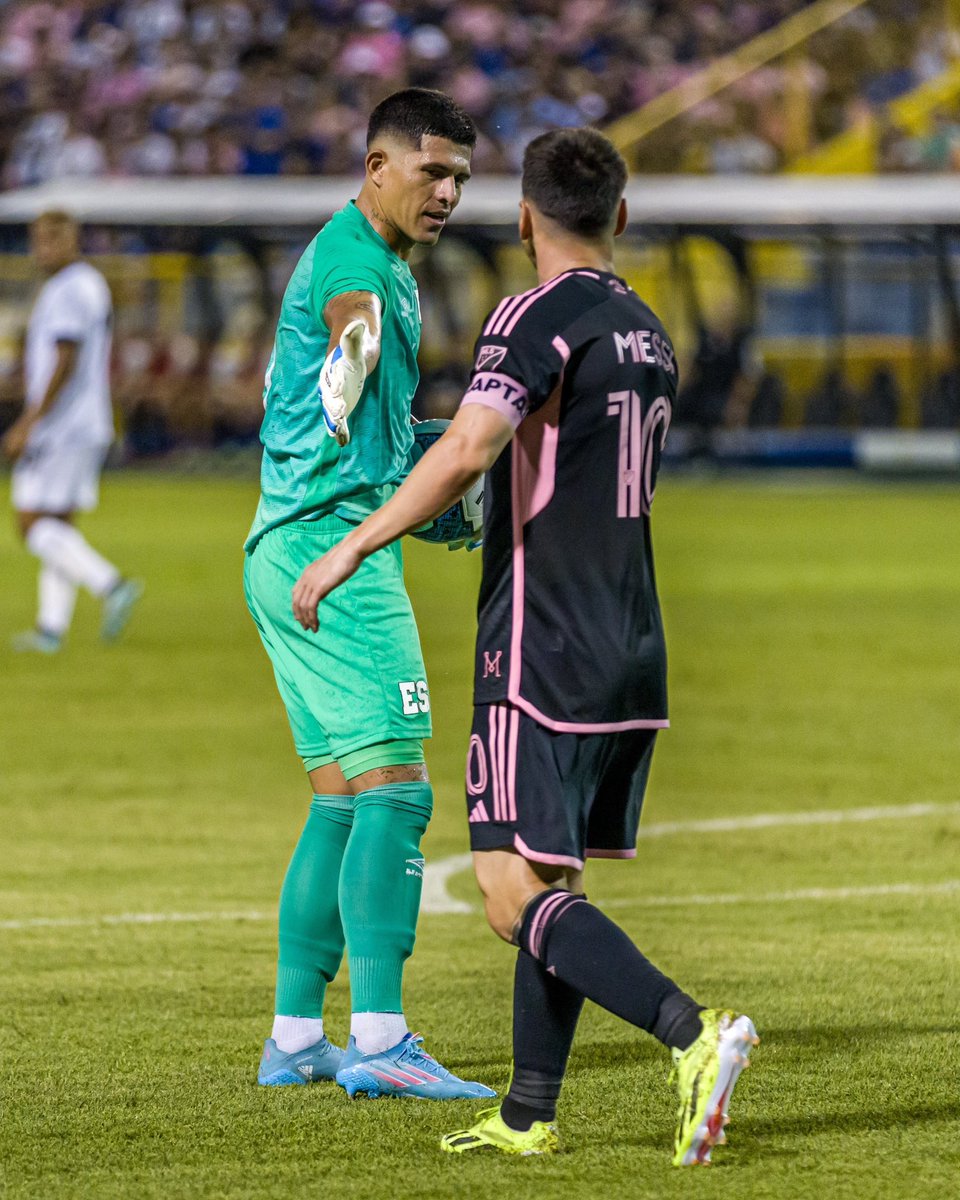 AlianzaFC_sv's tweet photo. Recuérdenlo: El portero 𝐀𝐋𝐈𝐀𝐍𝐂𝐈𝐒𝐓𝐀 que le atajó a Messi y @JordiAlba 🔥🅰️🇸🇻

👏🏼 Nos ponemos de pie y aplaudimos a nuestro jugador, Mario González, por su enorme actuación esta noche 🆚 @InterMiamiCF 🔝

#AlianzaFC | #Messi | #LaSelecta | #Cuscatlán https://t.co/x5DQd86hOJ