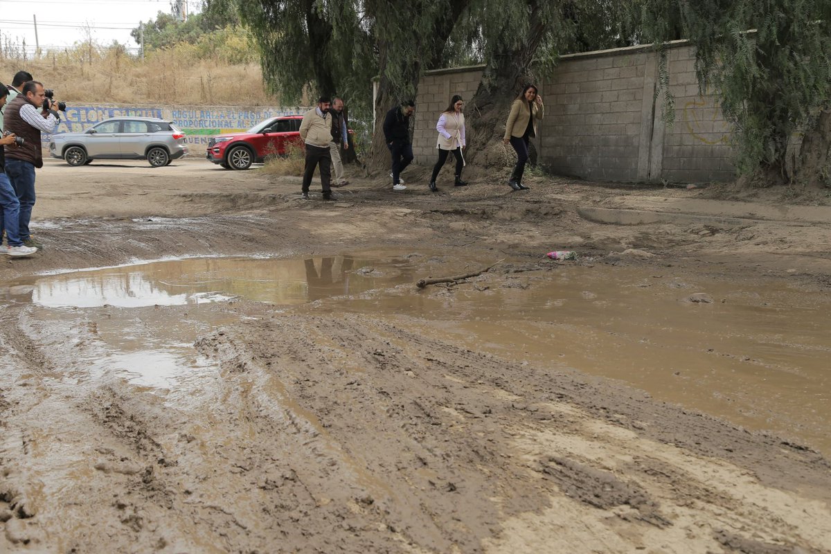 LauraGlezEDOMEX's tweet image. Para dar seguimiento a los temas de interés ciudadano, seguimos recorriendo las zonas sobre las que tenemos que concentrar esfuerzos para mejorar la infraestructura. En trabajo coordinado instruido por la Gobernadora Delfina Gómez estuvimos hoy en Cuautitlán Izcalli con los…