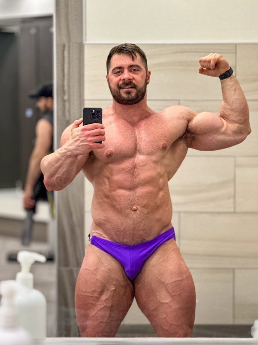 Rolling out of the hot tub looking like a straight up monster. I love contest rebounds!   I needed a<a href="/tag/toweltuesday"class="tags"><span>#toweltuesday</span></a>