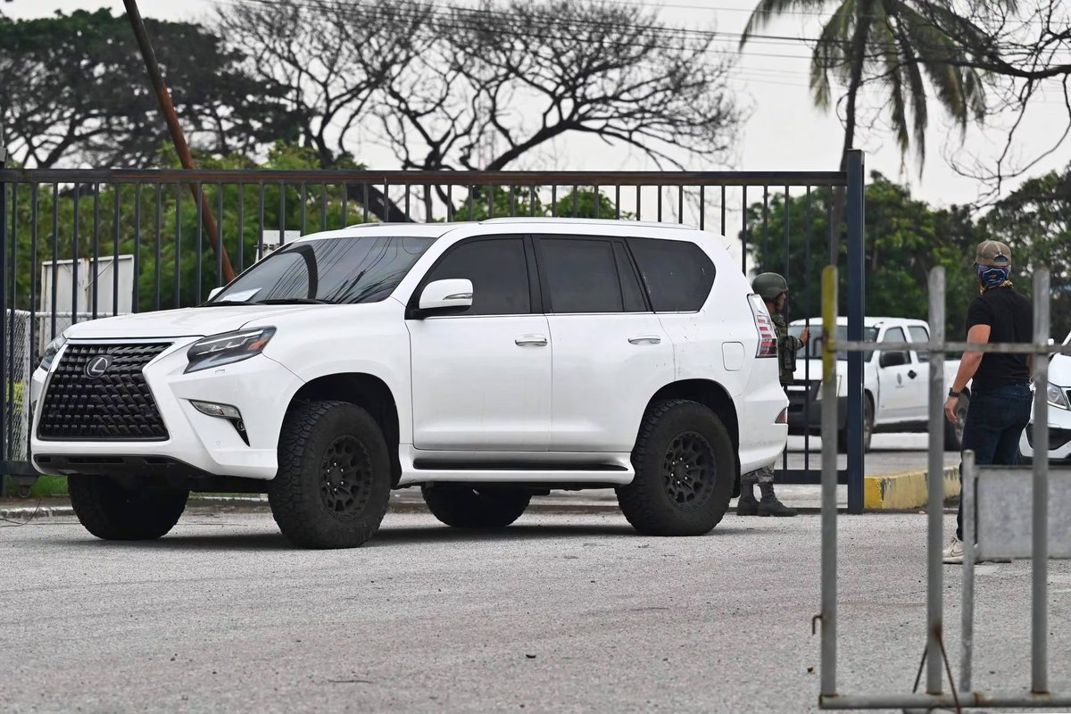 Como viaja la esposa de fito, y a los cojudos los paran en batidas estáticas y le quitan las películas. Esto aumenta mis sospechas de que Noboa tiene un pacto con fito. Pero alguien les arruino el plan.