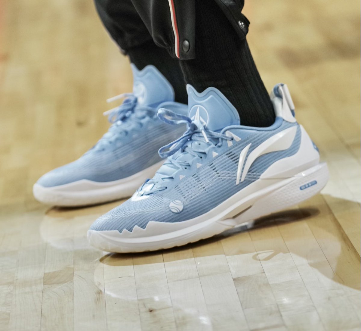 Jimmy Butler’s Li-Ning JB 2s tonight are in “Melbourne Blue” — a nod to the Australian Open and his love of tennis.