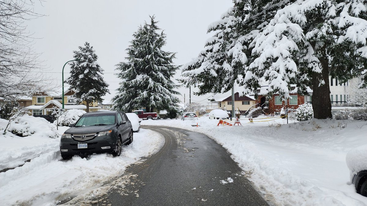 Brad604's tweet image. Some Vancouver and El Nino stats for you all: 

1. Since 1950, we have had 27 El Nino episodes with 11 weak, 7 moderate, 6 strong, and 3 very strong.

2. 2024 is already the 8th Snowiest El Nino on record. 

3. Wednesday's Snowfall was the second biggest 1 day Snowstorm we had…