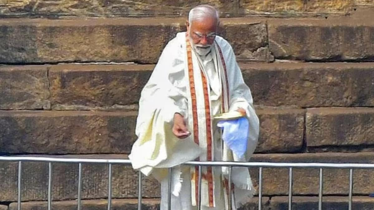 BIG NEWS 🚨 PM Modi is sleeping on the floor, living only on coconut water ahead of Ram temple consecration for 10 days ❤️🔥 He has decided to strictly follow all the instructions laid down in scriptures. Along with this, he is participating in development programs daily ⚡