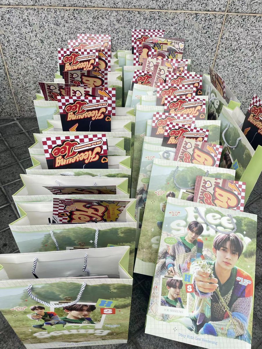 Limerence_1015's tweet photo. 📍 Singapore

📍 Hello, everyone. We're giving out cheering spots at the venue. Here's the sign in human form.

#HEESEUNG #ENHYPEN_HEESEUNG #ENHYPEN https://t.co/uxtA0YsIzd