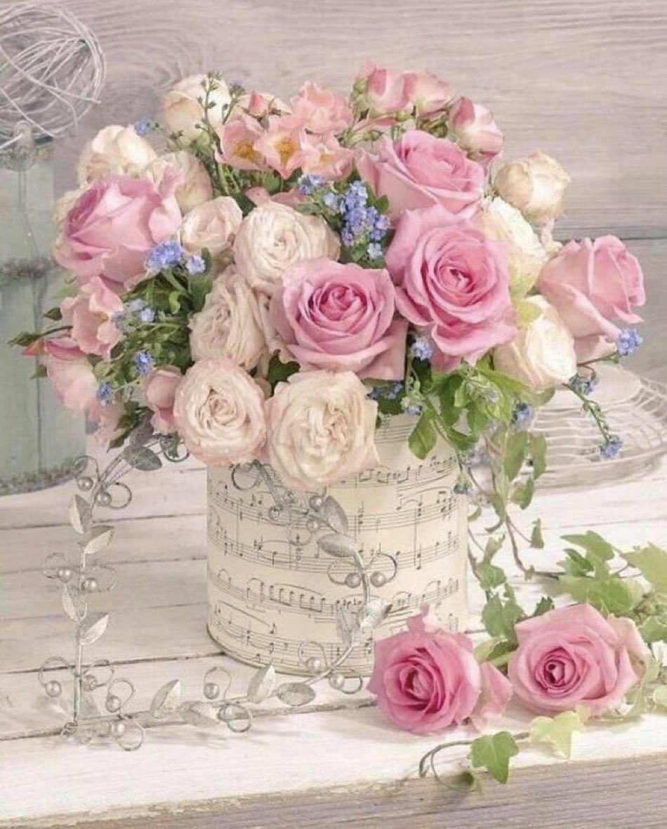 eyesmagic999's tweet photo. قُل للذي ملأ التشاؤمُ قلبَه
وَمَضَى يُضيّقُ حولنا الآفاقا
سرُّ السعادةِ حُسنُ ظَنّكَ بالذي
خلق الحياة وقسَّم . . الأرزاقا

#صباح_الورد https://t.co/dr9oyNHXvn