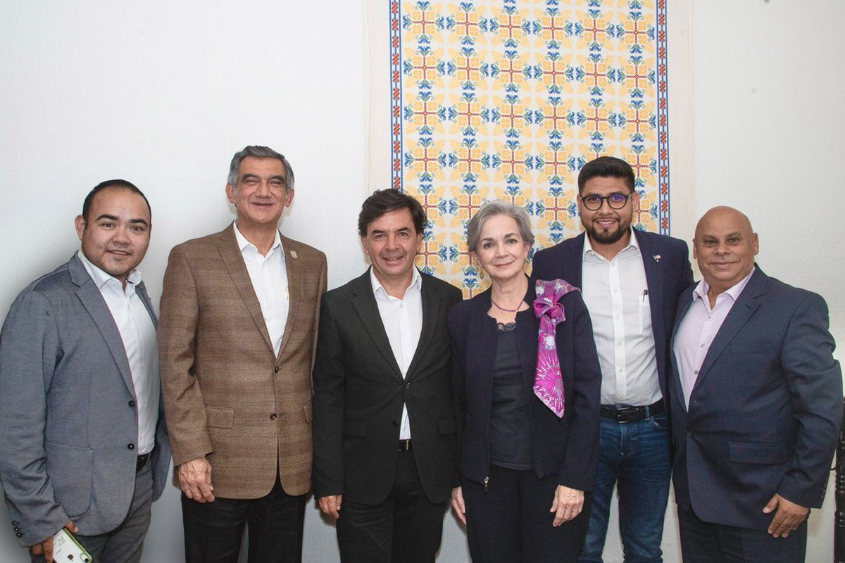 FermOficial's tweet photo. Con entusiasmo deseo una vida llena de buenos retos y salud, feliz cumpleaños @JesusRCuevas , Coordinador General de Comunicación Social y Vocero del Gobierno de la República. Que la esté pasando increíble en compañía de sus seres queridos🙌🏻😎 https://t.co/7QMbxPsEo1