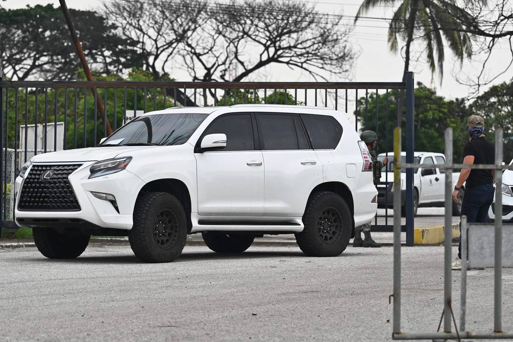 Blindados con vidrios polarizados y al parecer hasta sin placas, así anda la familia de alias Fito.