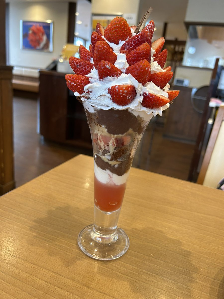 ココスの🍓パフェ✋ 15粒は食べきれません😅