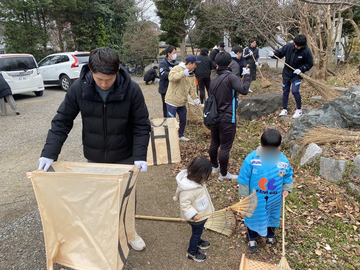 nagareyama_fc's tweet photo. - 緑と歴史を守ろう！クリーン活動 -

本日は「ふかいっ子応援隊」の皆さまとの共同でのクリーン活動となりました！

選手とサポーター、東深井小学校の生徒さんと保護者の方が中心となって浄信寺付近の落ち葉拾いをしました！🍁

次回は..
🗓 1月27日(土) 9:00〜
📍 流山本町
（流山市役所駐車場集合) https://t.co/s7HziNIG7D